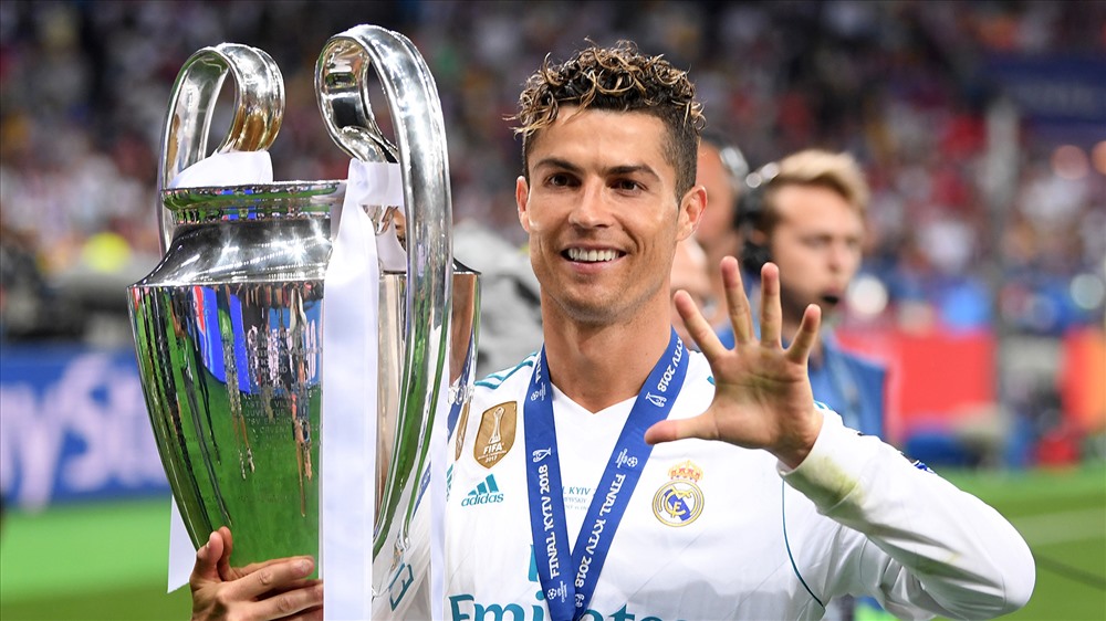 Sự phẫn nộ của Ronaldo tại World Cup 2018 đã làm dậy sóng làng bóng đá toàn cầu. Không còn giận dữ, hãy xem hình ảnh liên quan để nhớ lại những phút giây đầy cảm xúc trong sự nghiệp của anh ta.