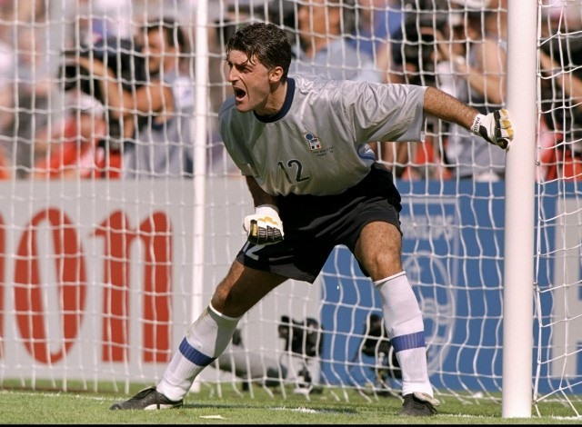 Tại World Cup 1994, Gianluca Pagliuca (Italy) trở thành thủ thành đầu tiên nhận thẻ đỏ.