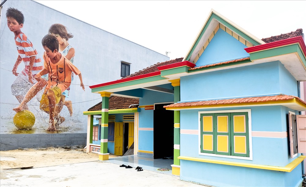 Những căn nhà rực rỡ sắc màu của người dân thôn Thượng Thanh