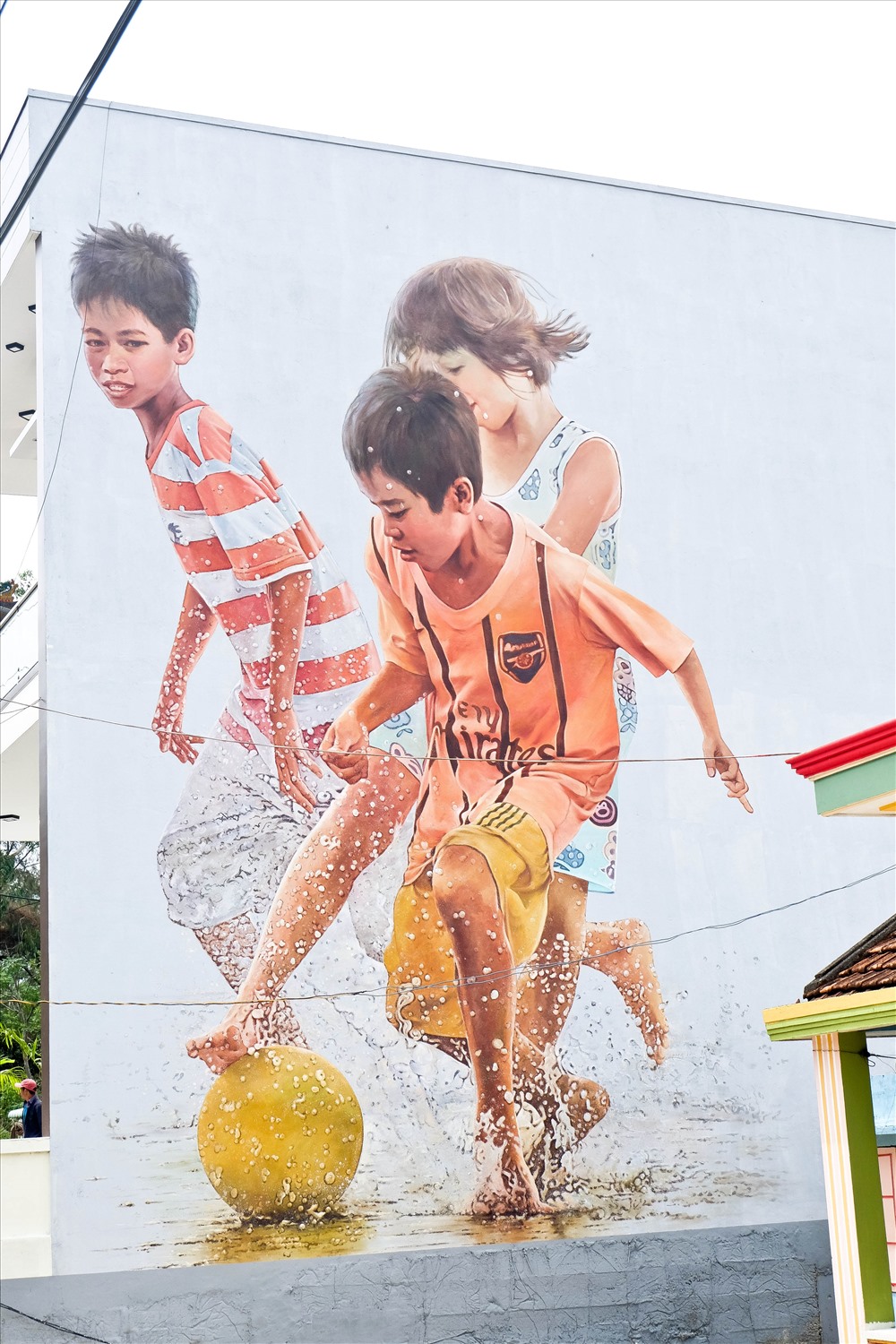 Sau gần 20 ngày, hơn 30 bức bích họa, trong đó có 6 bức cỡ lớn đã góp thần tô đẹp hơn cho hơn 50 căn nhà tại thôn Thượng Thanh.