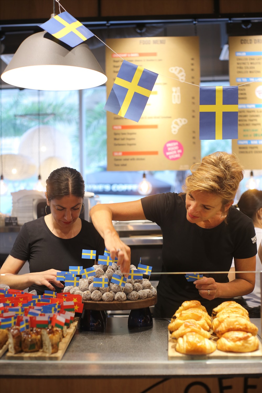 Cô gái Thụy Điển trực tiếp làm bánh và bán hàng