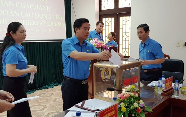 Các đại biểu tiến hành bỏ phiếu giới thiệu nhân sự tham gia BCH Tổng LĐLĐ Việt Nam khóa XII. Ảnh: NT