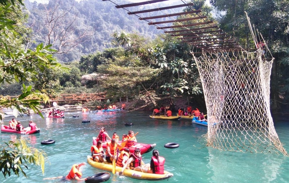 Suối nước moọc – một điểm du lịch thu hút rất đông du khách khi đến Phong Nha – Kẻ Bàng.