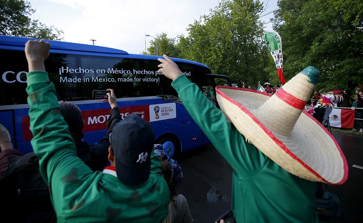 Cổ động viên Mexico đội chiếc mũ truyền thống, cổ vũ đội tuyển nước này lên đang lên xe buýt sau buổi tập cho World Cup 2018. Ảnh: AP. 