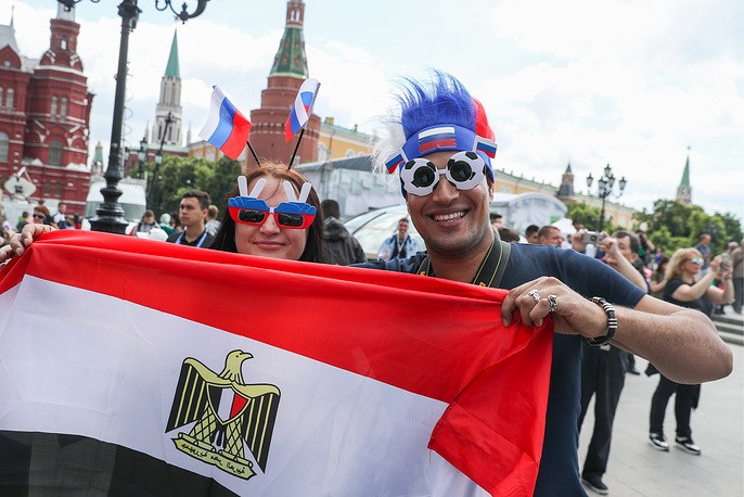  Người hâm mộ mang cờ Ai Cập ở quảng trường Manezhnaya. Ảnh: Tass. 