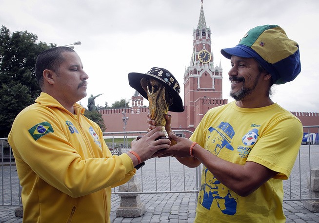 Cổ động viên Brazil cầm một bản sao cúp vô địch World Cup gần Điện Kremlin. Ảnh: AP.