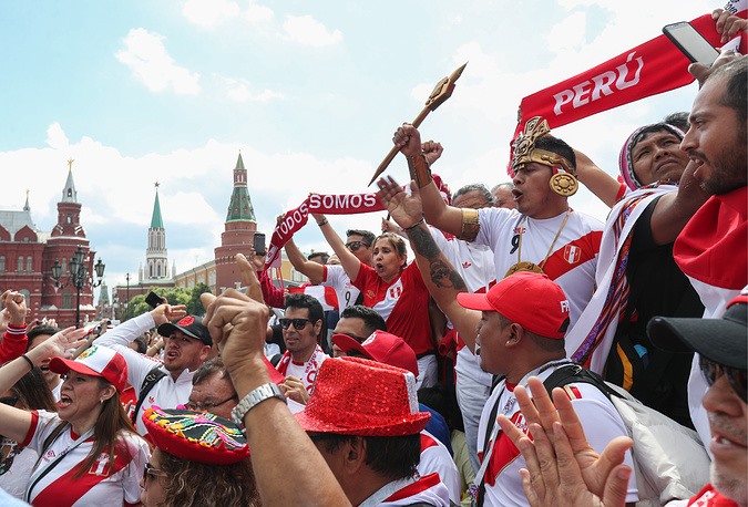 Lực lượng đông đảo người hâm mộ Peru tại quảng trường Manezhnaya. Ảnh: Tass. 
