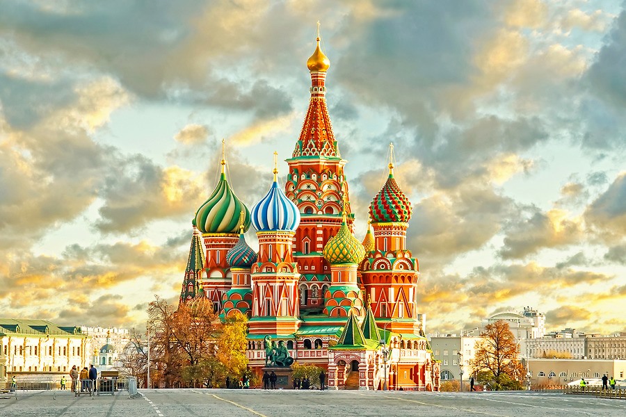 Điện Kremlin còn có tên gọi là Cung điện Kremlin, được xây dựng từ năm 1475. Lâu nay người ta vẫn nói: nhắc đến nước Nga là nhắc đến Điện Kremlin. Điện Kremlin trở thành biểu tượng cho hình ảnh nước Nga và là nơi không thể bỏ qua đối với du khách đến Nga.
