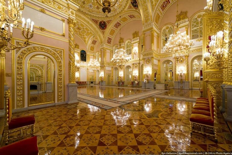Trong số này, phải kể đến phòng tiếp đón tuyệt đẹp bằng vàng được Ivan Đệ tam xây dựng vào năm 1490. Vào thế kỷ 19, căn phòng này vẫn được các sa hoàng sử dụng làm phòng dạ tiệc như Alexander Đệ nhị. Đặc biệt, ở trên cao của căn phòng, có một cánh cửa bí mật, nơi các sa hoàng có thể dõi theo bữa tiệc ở bên dưới. Ngày nay, Tổng thống Nga Putin vẫn sử dụng căn phòng bí mật này cho các bữa tối nhỏ và căn phòng vàng xa hoa ở bên dưới là nơi để khách khứa chiêm ngưỡng.