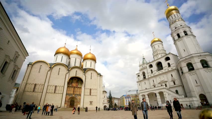 Quảng trường Sobornaya (hay còn gọi là Quảng trường Nhà thờ) là trung tâm của Kremlin. Xung quanh quảng trường là rất nhiều nhà thờ. Điển hình, Nhà thờ Dormition (hay còn gọi là Nhà thờ Uspenskii) là nơi các Sa hoàng lên ngôi. 