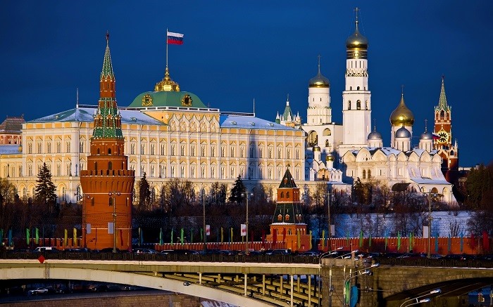 Điện Kremlin nằm ngay trung tâm, bên bờ trái sông Mátxcơva, trên đồi Borovitskii. Trước đây, cung điện là nơi vua Nga dùng để điều hành triều đình. Ngày nay, cung điện được sử dụng vào mục đích chính trị. Các cơ quan cao cấp và hàng đầu của Nga đều có văn phòng đặt ở đây.