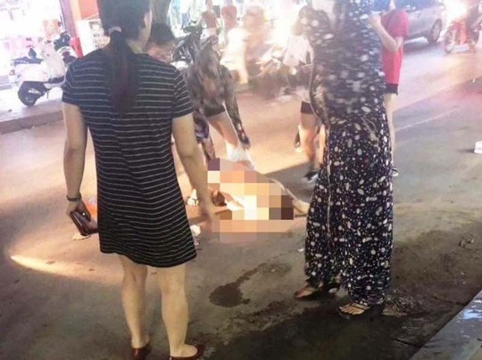 Hiện trường vụ chị Lê Thu Giang bị lột đồ, xát ớt, đổ nước mắm lên người trên đường Cao Thắng, TP Thanh Hóa - Ảnh nguồn từ mạng xã hội