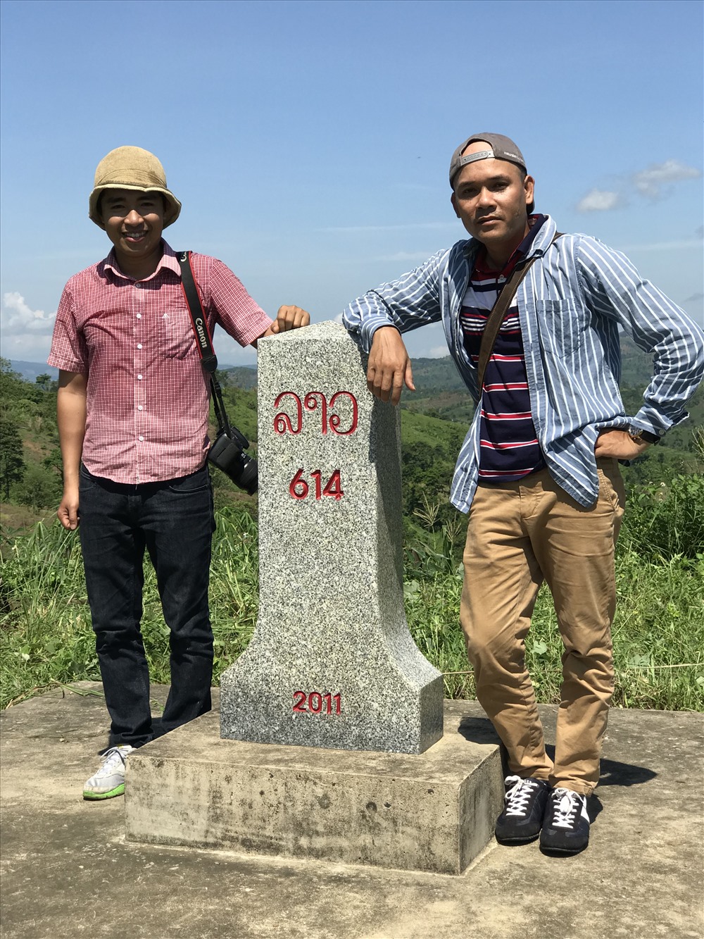 Hai tác giả bên cột mốc 614 ở biên giới Việt – Lào. Ảnh: Công Sang.