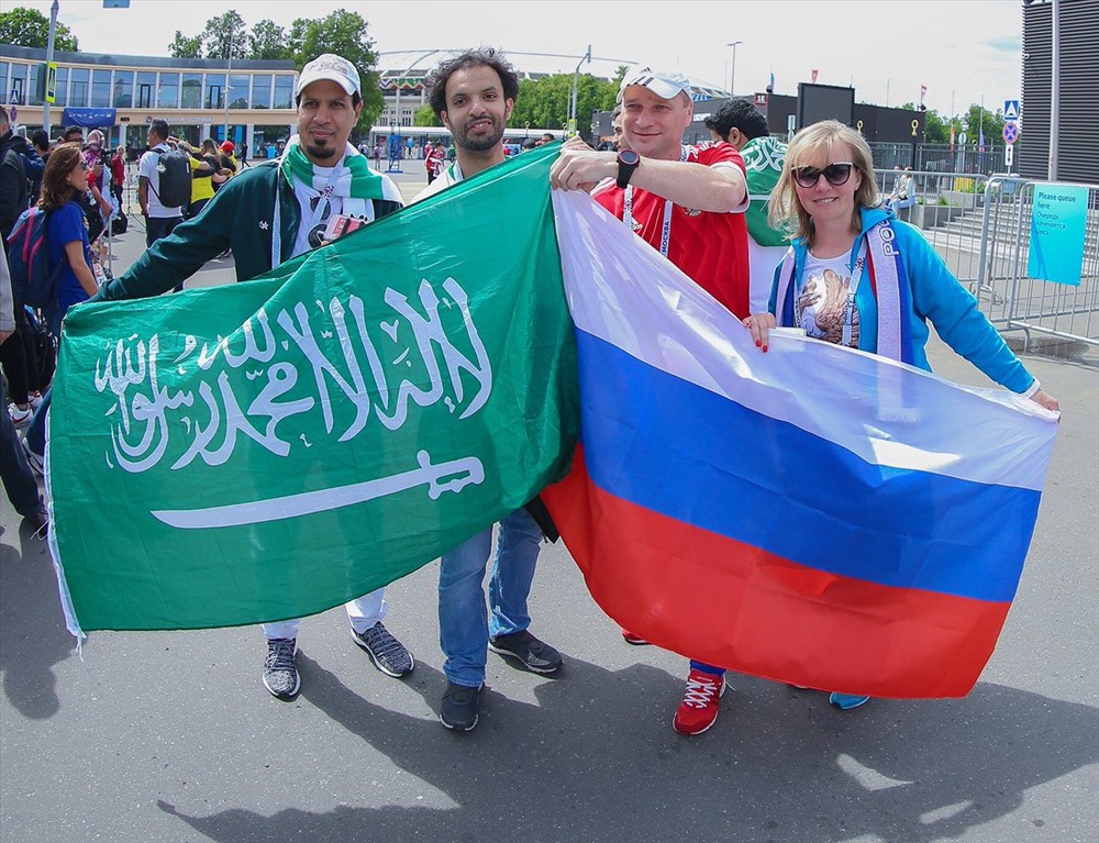 CĐV Saudi Arabia giao lưu với CĐV Nga trước giờ bóng lăn