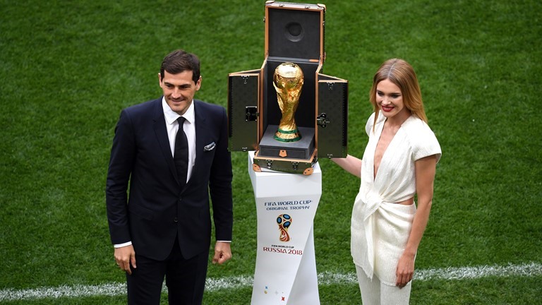 Chiếc Cúp vàng World Cup xuất hiện cùng thủ thành huyền thoại Iker Casillas. Ảnh: FIFA