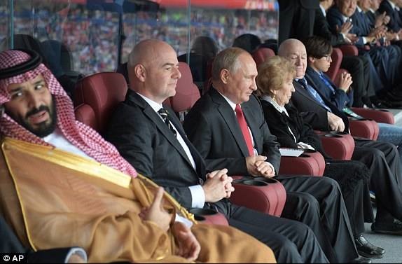 Tổng thống Vladimir Putin trên khán đài theo dõi trận đấu.