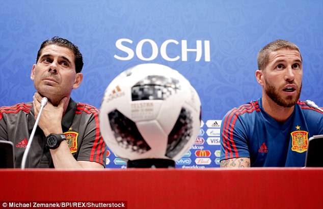 Sergio Ramos (phải) và HLV Fernando Hierro trong buổi họp báo trước trận gặp Bồ Đào Nha. Ảnh: BPI.
