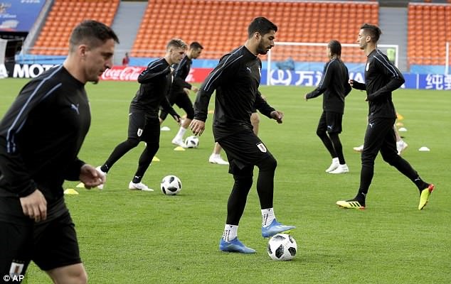 Luis Suarez (giữa) tập luyện tích cực trước trận gặp Ai Cập. Ảnh: AP.