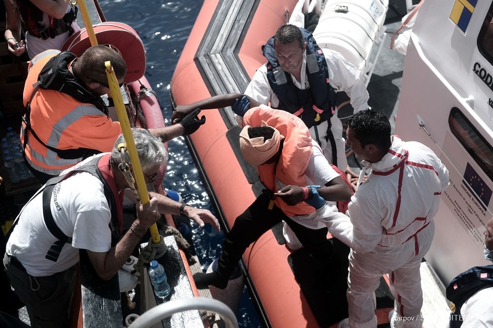 Một người di cư được giải cứu lên tàu trên đường đến Tây Ban Nha. Ảnh: Kenny Karpov/AFP/Getty Images.