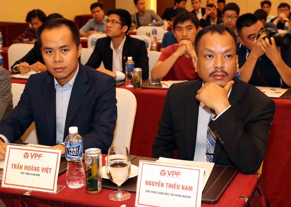 Oong Trần Việt Hoàng, phó Tổng GĐ VPF (bên trái) cho rằng lịch thi đấu phải ưu tiên cho ĐQTG nên không thể có quãng nghỉ trong mùa World Cup. Ảnh: VPF