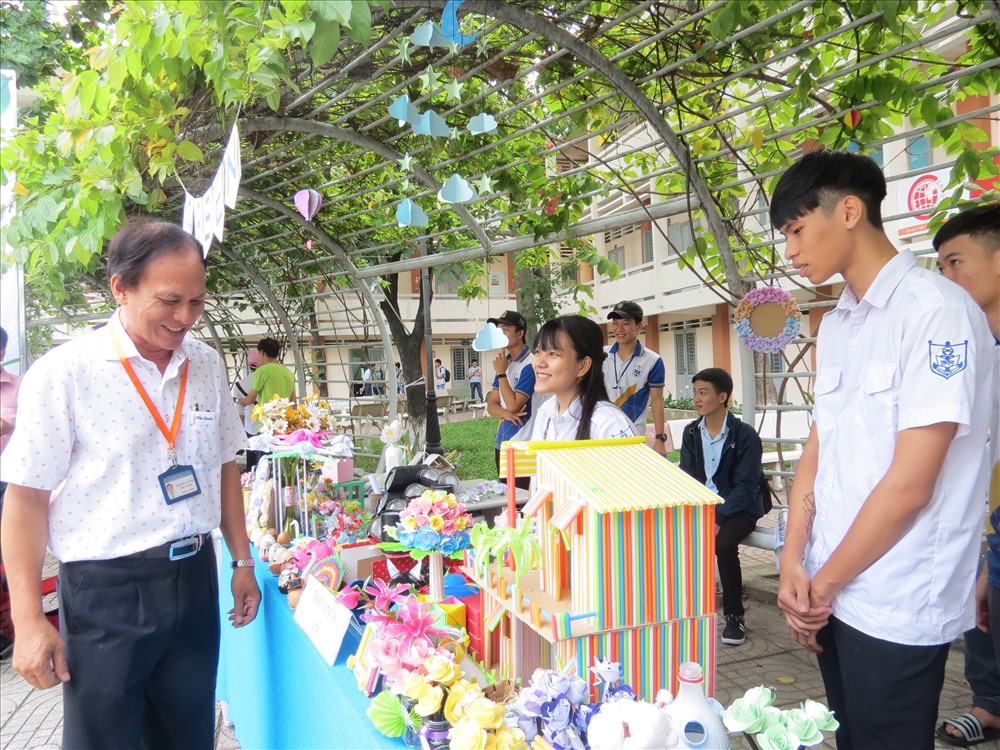 Thầy Nguyễn Văn Thụ tham quan, động viên sinh viên tham gia các gian hàng - Ảnh: L.T