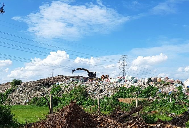 Bãi rác thải ở huyện Châu Thành, tỉnh Trà Vinh gây ô nhiễm. Ảnh: Tiền Phong.