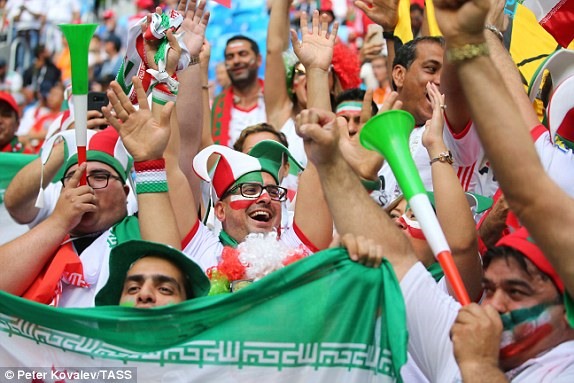 Khán giả Iran theo dõi trận đấu. Ảnh: DailyMail