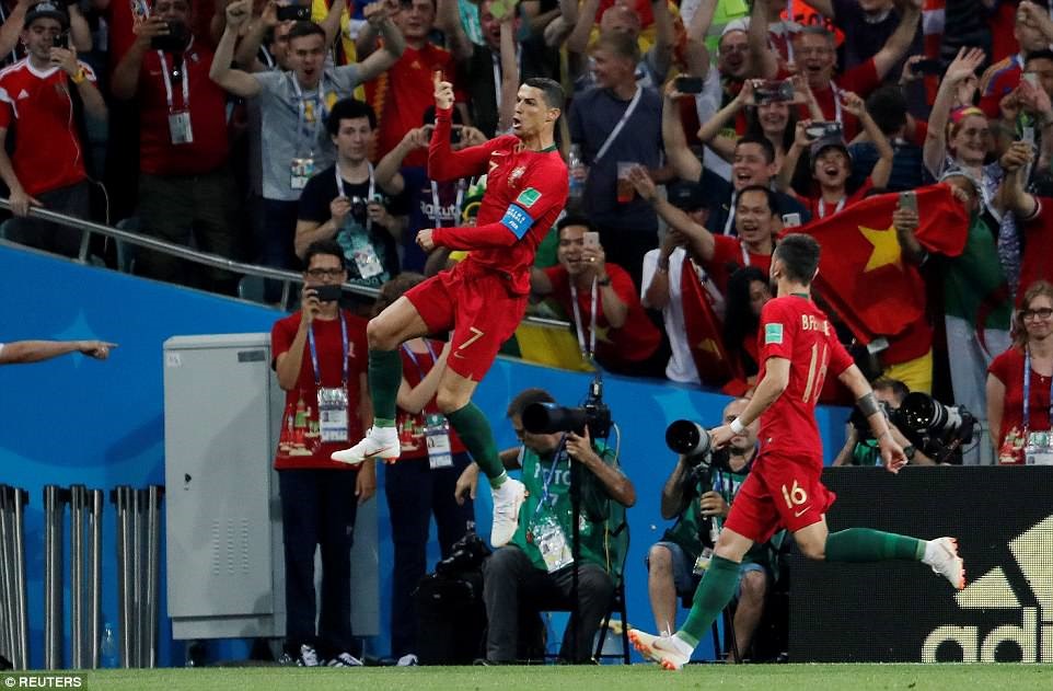  Ronaldo đã lập hat-trich đầu tiên ở World Cup. Ảnh: DailyMail