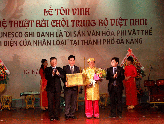Phó chủ tịch UBND thành phố Đà Nẵng Nguyễn Ngọc Tuấn (phải) trao bằng chứng nhận cho đại diện Sở Văn hóa- Thể Thao. Ảnh: Thanh Tâm