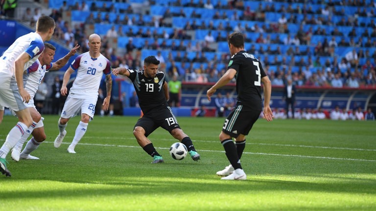Argentina gặp khó khăn trước Iceland. Ảnh: DailyMail