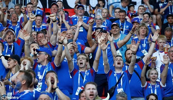 Khán giả Iceland và niềm vui trên khán đài. Ảnh: DailyMail