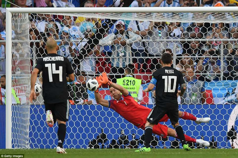 Thủ môn Halldorsson (áo đỏ) cản phá thành công quả phạt đền của Messi. Ảnh: Getty Images.