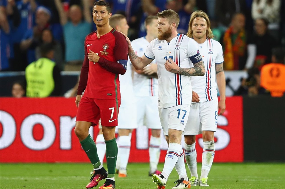 2 năm trước ở trận mở màn Euro 2016 của Bồ Đào Nha, Ronaldo cũng phải “tắt điện” trước những chiến binh Viking Iceland. Ảnh: FIFA