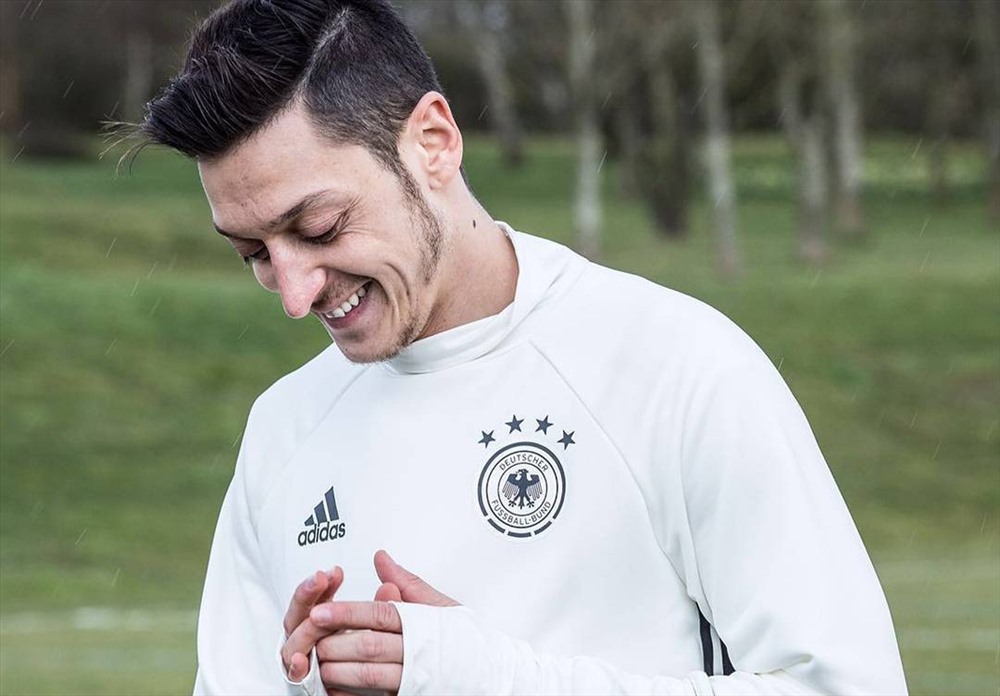 Mesut Özil hai lần được bầu là cầu thủ xuất sắc nhất trận đấu tại  Euro 2012. Năm 2014, anh chàng sinh năm 1988  cùng đội tuyển Đức giành chức vô địch thế giới.