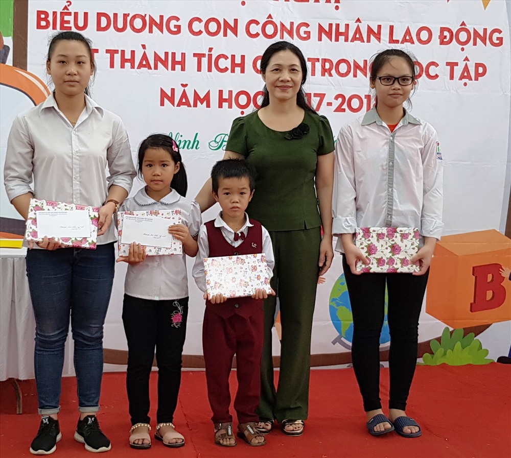 Đồng chí Lê Thị Mai Thủy, Phó chủ tịch LĐLĐ tỉnh Ninh Bình tặng quà cho các em học sinh. Ảnh: NT