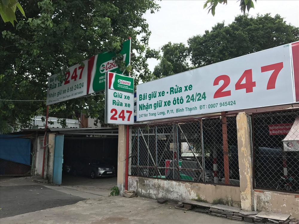 Khu đất công tại địa chỉ 247 Nơ Trang Long (phường 12, quận Bình Thạnh), khu đất có diện tích hàng trăm mét vuông đang làm nơi giữ xe, các hoạt động diễn ra bình thường.
