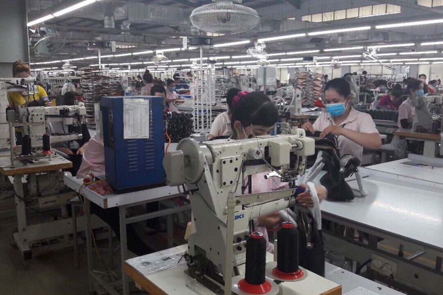 Công nhân lao động chủ động làm việc tại một doanh nghiệp ở Khu công nghiệp Tân Hương (Tiền Giang) vào ngày chủ nhật, 17.6. Ảnh: P.V