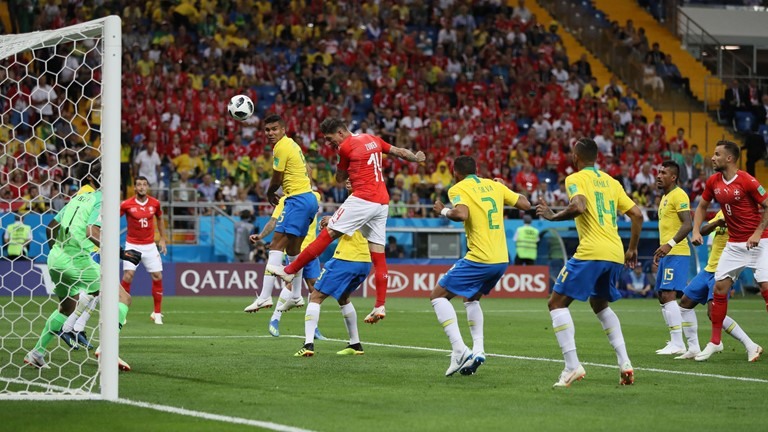 Pha đánh đầu cận thành của Zuber giúp Thụy Sĩ cầm hòa Brazil với tỉ số 1-1. Ảnh: FIFA