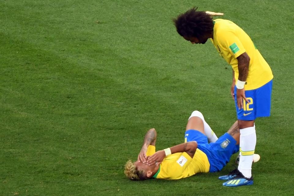 Neymar bị đo ván trên sân