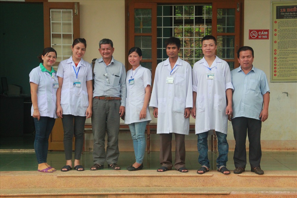 Tác giả (thứ 3 từ trái sang) cùng cán bộ, nhân viên Trạm y tế xã Hướng Lộc. Ảnh: PV.