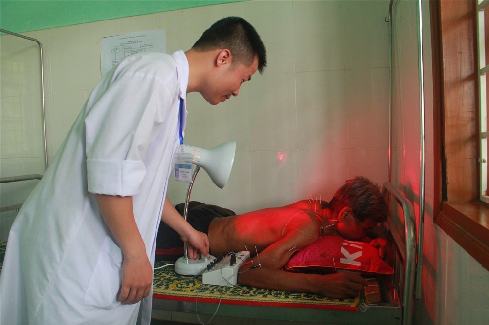 Châm cứu cho người bệnh ở trạm y tế xã Hướng Lộc. Ảnh: PXD.