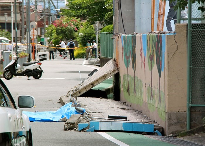 Mảnh vỡ nằm rải rác trên đường gần một trường tiểu học tại Takatsuki, Osaka. Ảnh: AP.