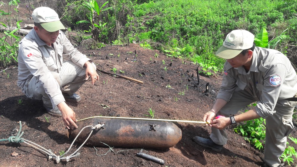 Nỗ lực làm sạch bom mìn tại huyện Hướng Hóa. Ảnh: Công Sang.