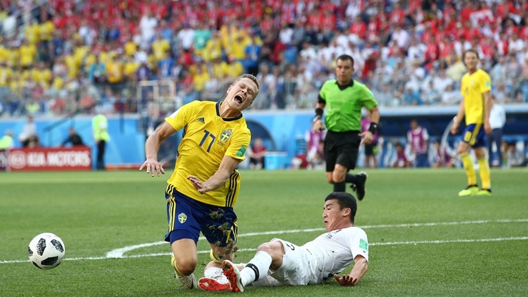 Tình huống dẫn tới việc tọng tài chính nhwof đến công nghệ VAR để cho Thụy Điển được hưởng quả phạt 11m. Ảnh: FIFA
