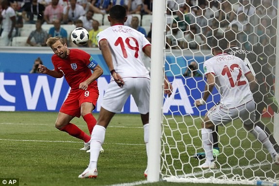 Cú đánh đầu cận thành ở phút bù giờ cuối trận của Hary Kane đã cứu rỗi ĐT Anh bằng chiến thắng nhọc nhằn 2-1 trước ĐT Tusinia. Ảnh: FIFA
