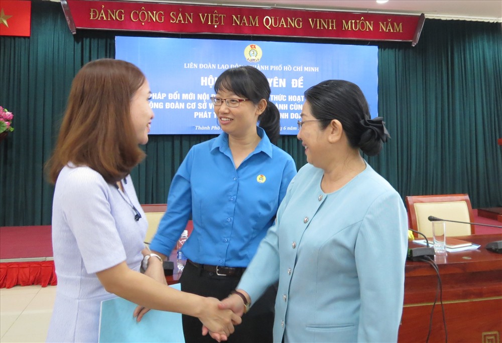 Phó Bí thư Thành ủy Võ Thị Dung (phải ảnh) và Chủ tịch LĐLĐ TPHCM Trần Thị Diệu Thúy (giữa) trao đổi với đại diện Cty Samsung HCMC CD Complex