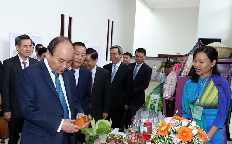 Thủ tướng tham quan các mặt hàng chủ lực của Sóc Trăng bên lề hội nghị
