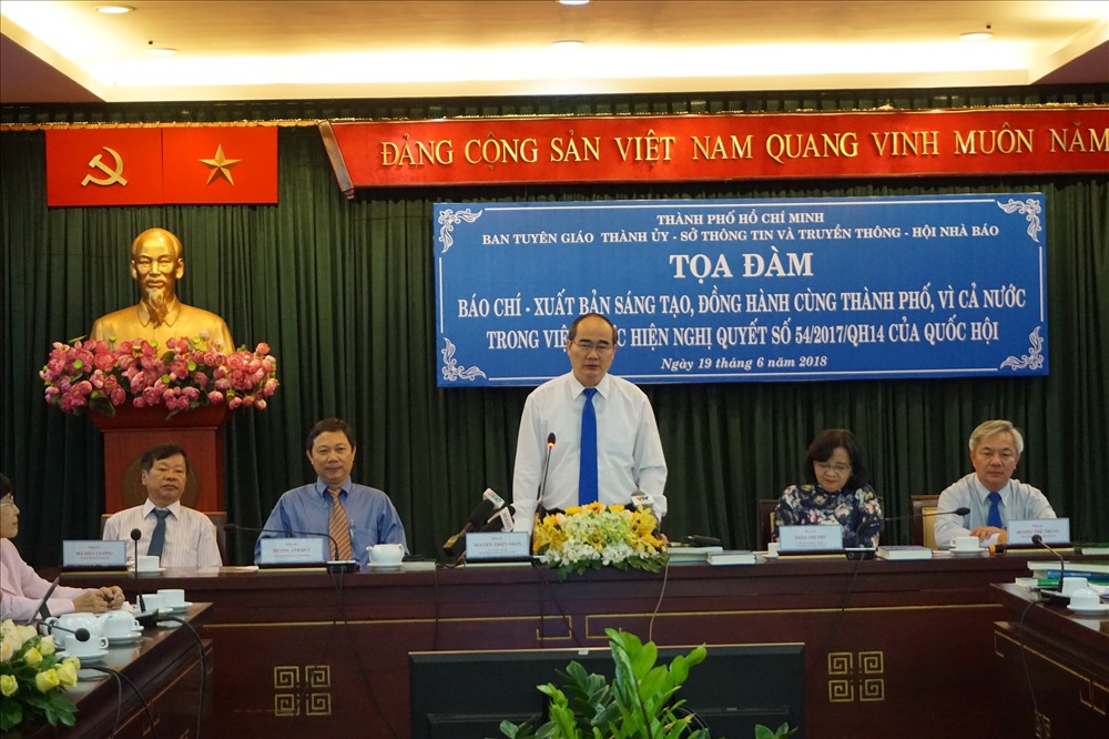 Bí thư Thành ủy TPHCM Nguyễn Thiện Nhân phát biểu tại tọa đàm.