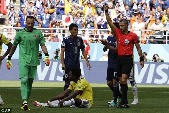 Trọng tài rút thẻ đỏ dành cho cầu thủ Colombia. Ảnh: Dailymail