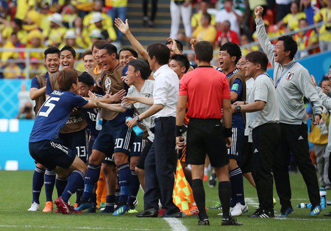 Đội tuyển Nhật Bản ăn mừng sau bàn thắng.